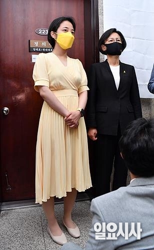 정의당 류호정 의원(사진 왼쪽)과 강은미 의원이 지난 22일, 서울 여의도 국회에서 열린 중대재해119신고센터 현판식에 참석해 있다. ⓒ고성준 기자