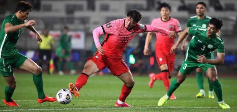 볼 다툼을 벌이고 있는 한국 축구 대표팀 공격수 황의조 선수(사진 오른쪽)