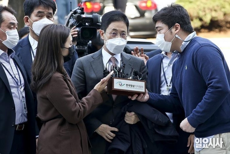 취재진에 둘러싸인 손준성&amp;nbsp;대구고검 인권보호관 ⓒ고성준 기자