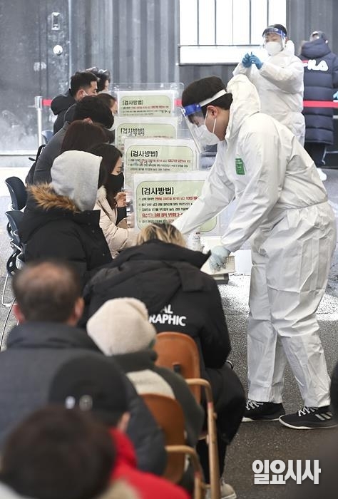 지난 9일, 서울 강서구 선별진료소를 찾은 시민들이 코로나 자가진단 키트를 통해 감염 여부를 확인하고 있다. ⓒ고성준 기자