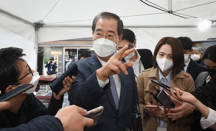 한덕수 국무총리 지명자가 지난 3일, 서울 종로구 통의동 대통령직인수위원회 기자회견 직후 취재진의 질문에 답변하고 있다. ⓒ뉴시스