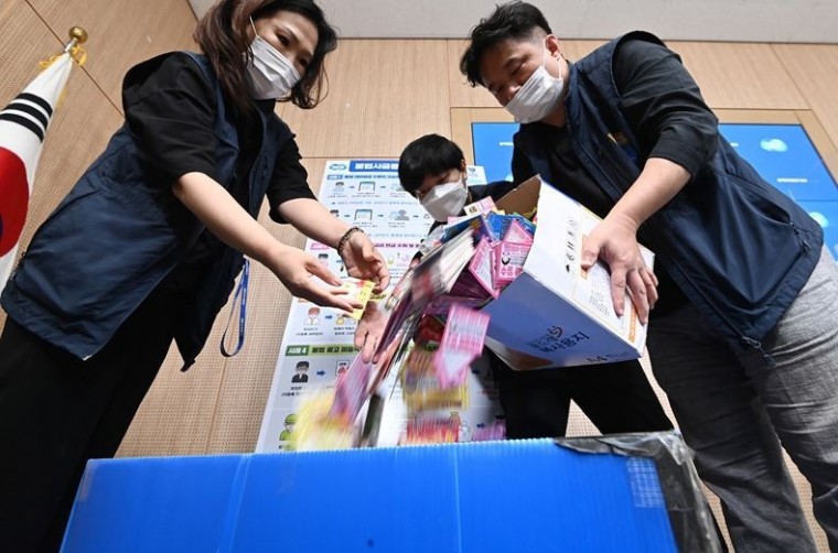 지난 7월13일, 압수한 증거품들을 상자에 담고 있는 경기도 공정특별사법경찰단 ⓒ뉴시스