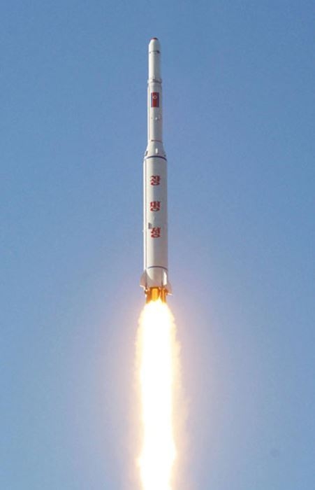 발사 중인 북한의 광명성 로켓