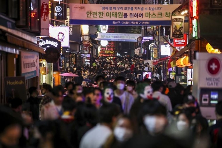 지난해 이태원 거리에서 핼러윈 축제를 즐기고 있는 시민들 ⓒ뉴시스