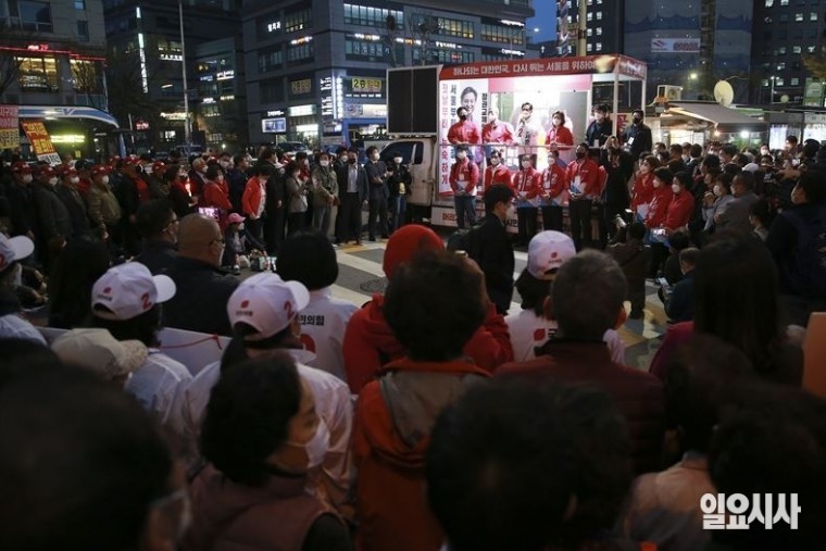 지난해 3월31일, 오세훈 국민의힘 서울시장 후보가 서울 동작구 총신대입구역 앞에서 지지를 호소하고 있다. ⓒ고성준 기자