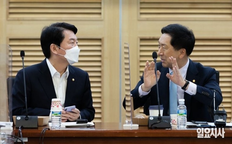 최근 나경원·유승민 전 국민의힘 의원의 3·8 전당대회 불출마 선언과 함께 ‘배구 여제’ 김연경‧가수 남진씨와의 SNS 게시글이 발목을 잡으면서 당권주자 김기현 의원(사진 오른쪽)의 적합도가 하락한 반면, 또 다른 당권주자인 안철수 의원(왼쪽)은 상승했다는 여론조사들이 발표되고 있다. ⓒ고성준 기자 