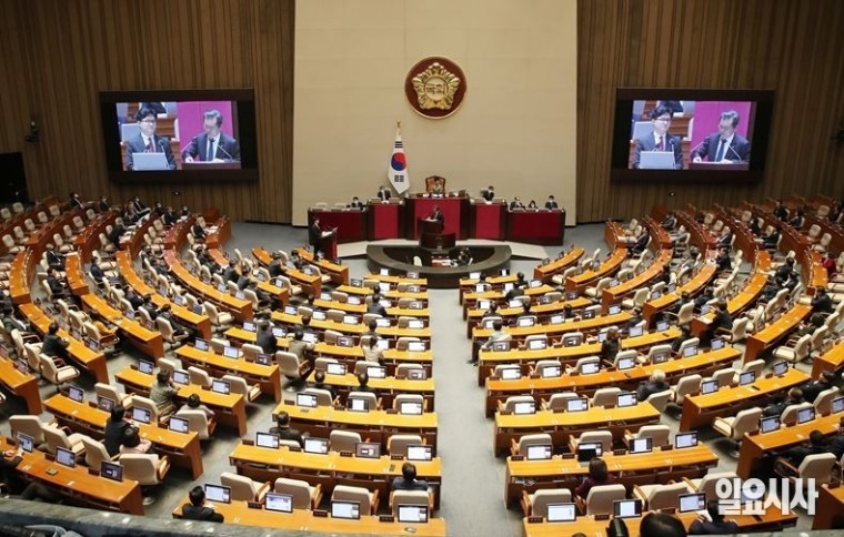 정청래 더불어민주당 의원이 지난 6일, 서울 여의도 국회 본회의장서 열린 국회 대정부질문에서 한동훈 법무부 장관을 상대로 질의하고 있다. ⓒ고성준 기자