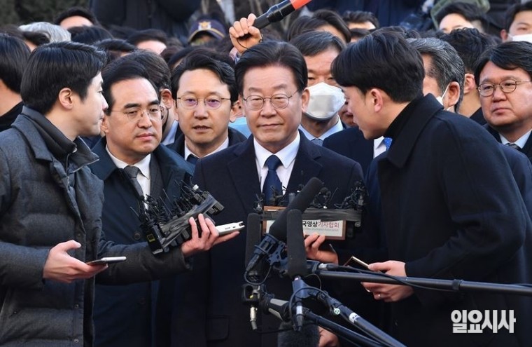 지난 10일,&amp;nbsp;‘성남FC 불법 후원금 의혹’을 받고 있는 이재명 더불어민주당 대표가 경기도 성남시 수원지방검찰청 성남지청에 출석해 취재진의 질문에 답변하고 있다. ⓒ고성준 기자