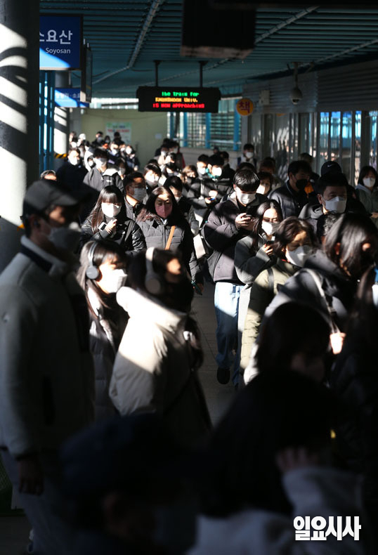 지난 13일 오전, 환승역인 지하철 신도림역에서 하차한 직장인들이 출근을 위해 2호선으로 환승하기 위해 이동하고 있다. ⓒ박성원 기자