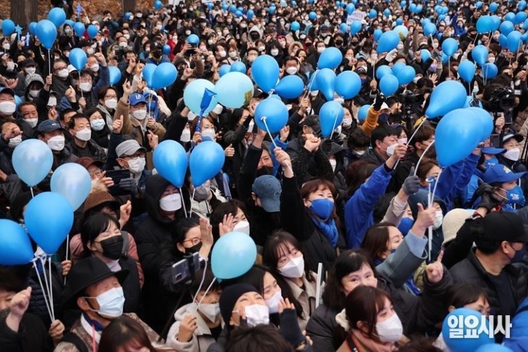 지난해 3월4일, 서울시 광진구 어린이대공원 후문에서 열린 당시 이재명 더불어민주당 대선후보의 유세서 지지자들이 파란 풍선을 들고 이 후보를 연호하고 있다. ⓒ박성원 기자