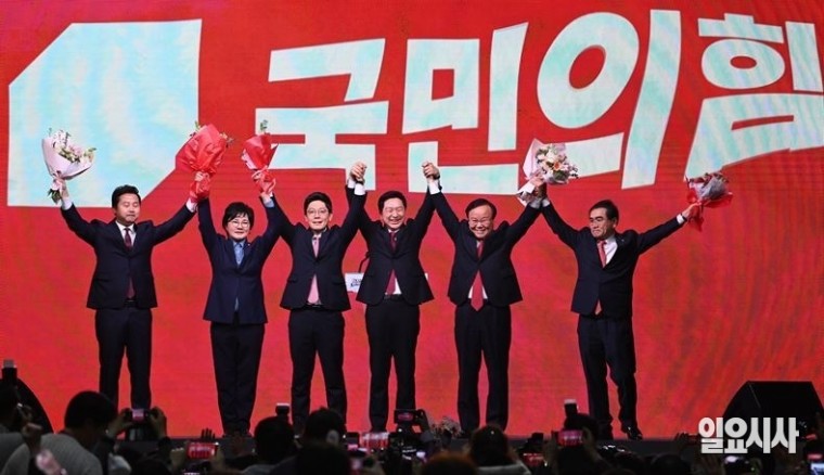 지난 8일, 경기도 일산 킨텍스서 열린 국민의힘 전당대회 직후 김기현 대표(사진 오른쪽서 세 번째), 조수진(왼쪽서 두 번째)·김병민(왼쪽서 세 번째)·김재원(오른쪽서 두 번째)·태영호(오른쪽) 최고위원, 장예찬 청년 최고위원(왼쪽)이 지지자들을 향해 꽃다발 들어보이고 있다.  ⓒ고성준 기자