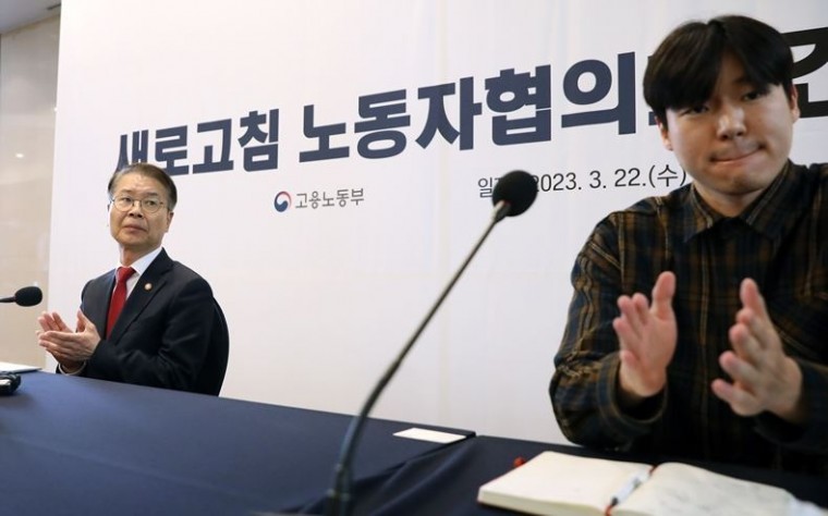 지난 22일, 이정식 고용노동부 장관(사진 왼쪽)이 서울 중구 프레지던트 호텔서 열린 새로고침 노동자협의 간담회에 참석해 있다. ⓒ뉴시스