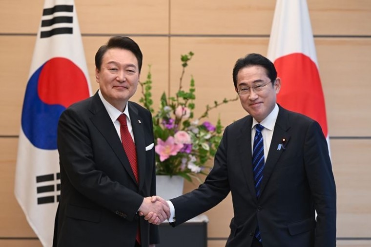 지난달 16일, 일본 도쿄 총리 관저서 한일 정상회담에 앞서 윤석열 대통령(사진 왼쪽)과 기시다 일본 총리가 악수를 나누고 있다. ⓒ뉴시스