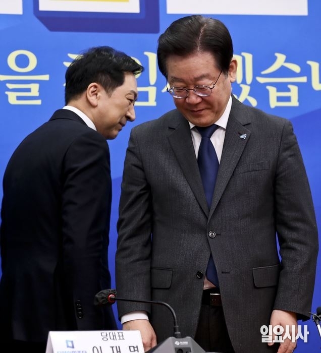 이재명 더불어민주당 대표(사진 오른쪽)와 김기현 국민의힘 대표 ⓒ고성준 기자