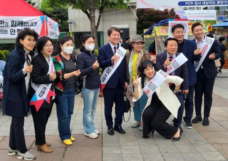 자신의 지역구인 경기도 분당을 찾은 안철수 국민의힘 의원이 지역 주민들과 함께 기념촬영을 하고 있다. ⓒ안철수 의원실